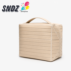กระเป๋าเครื่องสำอางพลาสติกลายทางสีน้ำตาล ปิดด้วยซิป หูหิ้วนุ่ม สไตล์ทันสมัยอเนกประสงค์ กระเป๋าใส่ของใช้ในห้องน้ำสำหรับเดินทาง - Product Image 1