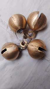 Campanas rústicas premium con un acabado de latón vintage, hechas a mano, ecológicas y perfectas para los mercados globales de hogar y jardín. - Product Image 4