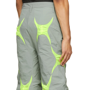 Pantalon de sport gris pour homme personnalisé avec bandes latérales vert néon, taille élastique, séchage rapide, coupe ajustée légère, idéal pour l'été - Product Image 4