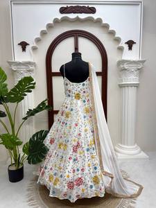 ชุดเดรส Anarkali สีขาวปักลายดอกไม้สำหรับผู้หญิง พร้อมผ้าคลุมไหล่ ดีไซน์ทันสมัย เหมาะสำหรับงานเทศกาลและงานปาร์ตี้ ชุดพื้นเมืองสำหรับทุกฤดูกาล - Product Image 4