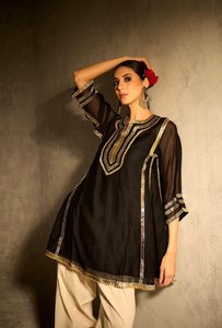 Conjunto de Ropa Étnica India y Pakistaní en Blanco y Negro, Túnica Bordada con Gota Patti y Pantalones Palazzo, para Bodas y Fiestas - Product Image 2