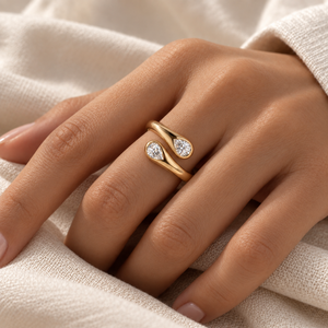 Bague de fiançailles en or plaqué 18 carats avec deux pierres en forme de goutte d'eau, serties dans un serti clos, bijoux tendance pour femmes - Product Image 3