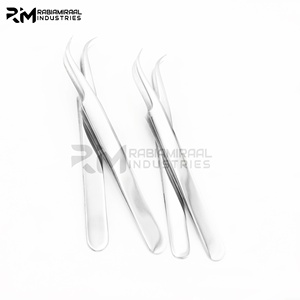 Pince à cils professionnelle RMI de qualité supérieure, en acier inoxydable massif, courbée en J, argentée scintillante, pour extensions de cils volume - Product Image 1