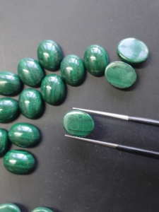 Pierres précieuses naturelles Red Mountain Gems, malachite ovale 10x8MM, pierres brutes provenant du Rajasthan pour la fabrication de bijoux - Product Image 2