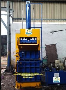 Presse à balles verticale pour ferraille de 85 tonnes, cylindre hydraulique jaune et bleu, presse à balles métalliques de 85 tonnes - Product Image 3