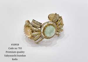 กำไลข้อมือพรีเมียม 10958 ประดับเพชรคิวบิกเซอร์โคเนียแบบเปิด ดีไซน์เมห์นดี ชุบเคลือบเงา เหมาะสำหรับผู้หญิง สวมใส่ในงานแต่งงานและงานปาร์ตี้ - Product Image 3