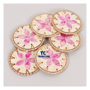 Sous-verres artisanaux tendance du Vietnam avec MOSAÏQUE DE COQUILLE ET BORD DE ROTIN pour les détaillants de décoration américains, les restaurants et les lignes de vaisselle - Product Image 1