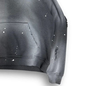Sweat à capuche personnalisé brodé effet vieilli, coupe classique, en molleton 100% coton délavé, style streetwear tendance - Product Image 5