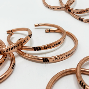 Pulseras de Cobre con Grabado, Estilo Vintage Hechas a Mano, Regalo para Mujer - Brazaletes Artesanales - Product Image 1