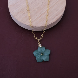 Collier pendentif fleur de fraise verte sculptée à la main, chaîne en laiton plaqué or, bijou floral fait main en pierre précieuse - Product Image 3