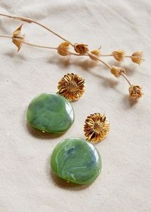 Boucles d'oreilles pendantes en résine motif fleurs de forêt, faites à la main, élégantes, art florale en résine, artisanat naturel - Product Image 2
