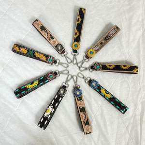 Nouvelle sangle porte-clés artisanale en cuir de vachette véritable avec concho et motif floral tournesol, pince à clés de style western, cadeau - Product Image 6