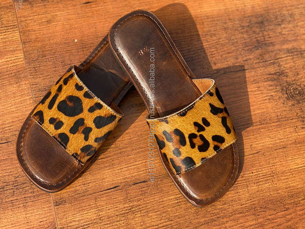 Brun avec la fourrure d'impression d'animal