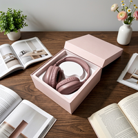 Casque audio rose supra-auriculaire dans un coffret cadeau rigide avec doublure en satin – Emballage haut de gamme pour l'électronique grand public