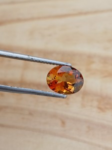 Haram Gems Art Turmalina Natural Color Naranja Marrón Forma Ovalada 9x7 MM Lazo Natural Limpio Facetado 2 Ct Gema que Cambia de Color - Product Image 1