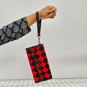 Portefeuille long à motif géométrique rouge et noir avec fermeture pliante, mode féminine, matériau authentique, usage quotidien - Product Image 1