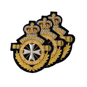 Écusson brodé sur mesure en fil d'or, motif ancre nautique et couronne, à coudre, blason maritime brodé à la main pour blazer - Product Image 1