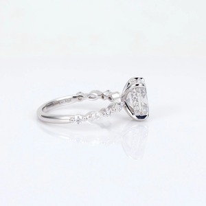 Anillo de compromiso con diamante de corte ovalado y piedras laterales marquise – Anillo de promesa inspirado en motivos florales en oro blanco para ella - Product Image 4
