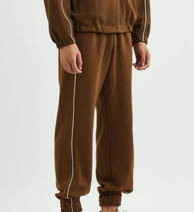 Le survêtement pour homme allie un style sportif à une tenue confortable, offrant une option de vêtement facile à porter pour l'exercice et le jogging. - Product Image 3