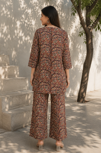 Ensemble Kurta et pantalon en coton imprimé pour femme, motif Paisley marron, col rond, manches trois quarts, coupe droite, tenue ethnique décontractée - Product Image 3