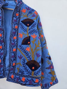 SHREE RADHA GOVIND EXPORTS Veste ethnique artisanale pour femme, en velours imprimé, broderie Suzani florale, chaude pour le printemps/l'automne/l'hiver - Product Image 3