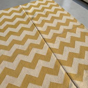 Alfombra Abstracta Tejida a Mano de Lana, Amarilla y Blanca |   Alfombra Moderna para Decoración del Hogar, Ecológica y Apta para Mascotas, de Tejido Plano - Product Image 5