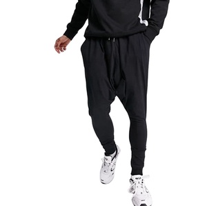 2024 pantalones de chándal ajustados personalizados para hombre, ropa de entrenamiento de verano negra sólida con parte delantera plana y entrepierna caída, tinte negro - Product Image 1