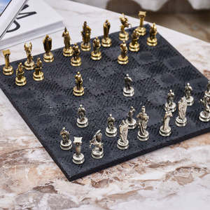 Jeu d'échecs en métal de collection avec pièces d'échecs artisanales pour la décoration de maison de luxe - Product Image 3