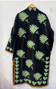 Abrigo Largo de Terciopelo Negro Suzani Hecho a Mano al por Mayor con Bordado de Apliques de Motivos Florales y de Corazones en Verde Salvia Claro - Product Image 4
