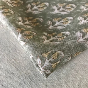 Tela de algodón estampada a mano – Pequeño estampado floral Buti |   Textil Tradicional Indio Color Verde Salvia - Product Image 2