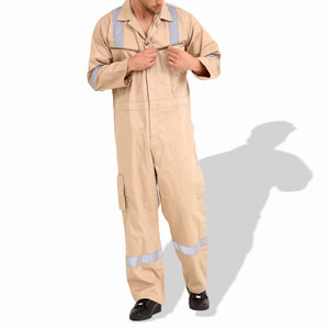 Combinaison de protection industrielle avec manches longues, fermeture éclair sur le devant, taille élastique et poches utilitaires pour la protection sur le lieu de travail - Product Image 1
