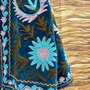 Chaqueta de terciopelo de lujo para mujer, bordada, con diseño floral, hecha a mano, estilo bohemio, étnico, abrigo de invierno - Product Image 5