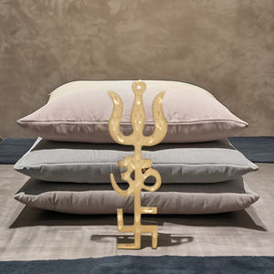 Tri Shakti Pooja Yantra Swastik Om Trishul Symbole en laiton fait à la main de 3 pouces pour la décoration intérieure pour les cadeaux Fabriqué en Inde - Product Image 1