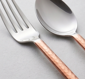 Ensemble de couverts modernes en acier inoxydable avec manches en cuivre, compatibles lave-vaisselle, pour la table de mariage, design élégant - Product Image 2