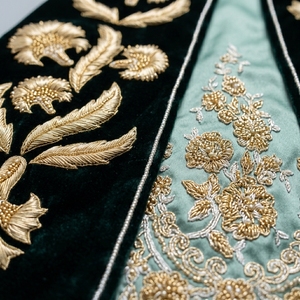 Kaftan ottoman traditionnel en velours, brodé à la main avec des motifs de carnations en fils d'or, mini-caftan turc décoratif - Product Image 5