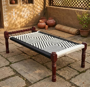 Lit charpai classique en bois, orné d'un design en corde tressée rouge et rose vif, disponible à prix de gros. - Product Image 2