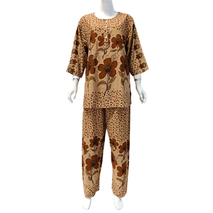 Pyjama décontracté pour femmes, manches longues et pantalon long, en rayonne, par Chrysanta - Product Image 4
