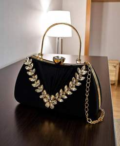Sac sophistiqué à cadre noir avec accents de feuilles en cristal et poignée dorée. Disponible aux prix de gros. Pure élégance. - Product Image 1