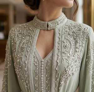 Robe de soirée islamique de créateur pour femme, vert sauge, en satin brodé, coupe empire, avec cape, élégante, longue, pour fêtes et occasions spéciales - Product Image 2