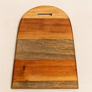 Tabla de cortar de madera arqueada con rayas horizontales multicolor y asa rectangular integrada para cortar verduras - Product Image 1