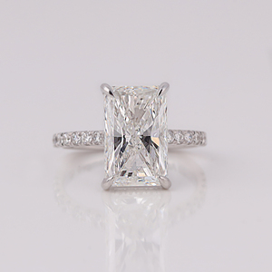 Anillo de Compromiso con Diamante Cultivado en Laboratorio de Corte Radiante de 5 Quilates, Oro Blanco de 14K, Anillo de Boda con Pavé Europeo para Mujer - Product Image 1