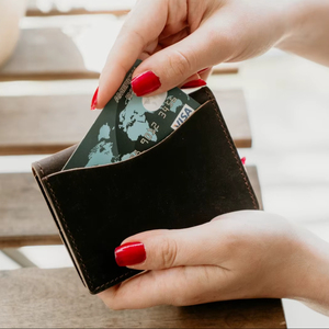 Cartera de Cuero Genuino al por Mayor, Cartera Bifold para Hombre con Ranuras para Tarjetas, Bolsillo para Efectivo y Porta Identificación - Product Image 1