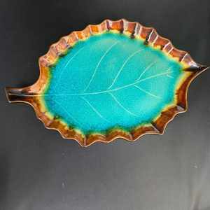 Assiette décorative en métal bleu, motif feuille artistique, élégante, pour une présentation moderne à la maison et sur la table. - Product Image 1
