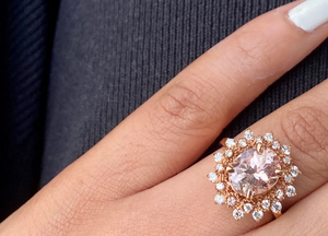 Anillo de cóctel chapado en oro rosa con centro de cuarzo rosa natural y halo de diamantes pavé para joyería de compromiso femenina estilo glamuroso - Product Image 2