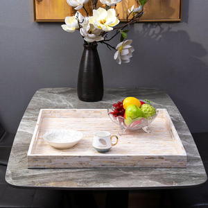 Plateau carré incrusté de nacre et orné de motifs floraux blancs ; le plateau de service possède des poignées. - Product Image 1