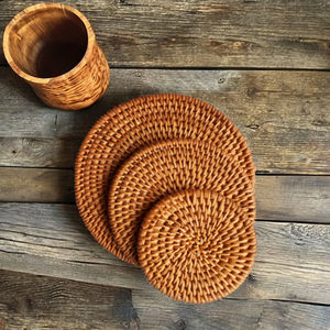 ที่รองแก้วหวายสานลายดอกไม้ทรงกลม งานแฮนด์เมด สไตล์เรียบง่าย สำหรับตกแต่งโต๊ะในวันหยุด ผู้ผลิตขายส่งจากเวียดนาม - Product Image 1