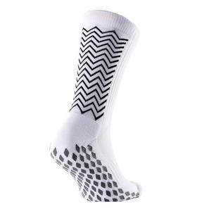 ถุงเท้ากีฬาถักนิตติ้งแบบสั้นเหนือเข่าสำหรับผู้ชาย คุณภาพสูง ผลิตตามสั่ง 2 นิ้วเท้า สำหรับฤดูร้อน พร้อมโลโก้สีตามสั่งบนตัวถุงเท้า โดย HI - Product Image 2