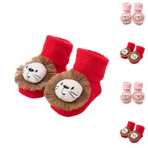 Chaussettes pour bébé en peluche 3D avec visage de lion mignon, en coton rouge tricoté, antidérapantes, design mignon pour 0,5 à 3 ans, à porter en hiver - Product Image 1