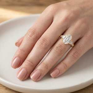 Anillo de Compromiso con Diamante Cultivado en Laboratorio de Corte Ovalado, Anillo con Diamantes Baguette, Anillo Catedral con Milgrain, Joyería Fina, Regalo para Ella - Product Image 4