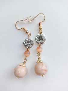 Boucles d'oreilles artisanales en résine effet aurore, élégantes boucles d'oreilles en résine motif fleur sauvage, boucles d'oreilles pendantes en résine motif jardin, boucles d'oreilles en résine motif fleur de cristal - Product Image 5